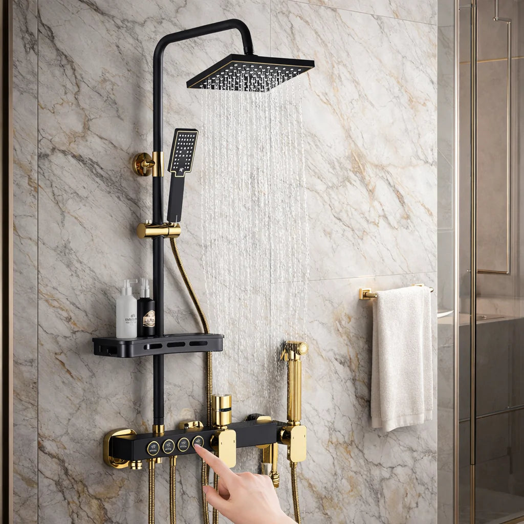 Coloana de dus premium cu 4 functii, baterie, cap dus patrat tip ploaie, dus de mana, pistol bideu, robinet inferior, raft accesorii, control prin butoane, alama masiva, finisaj negru mat si auriu, sistem complet modern baie